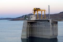 Image du Maroc Professionnelle de  Barrage Al Wahda deuxième plus grand barrage d'Afrique après Le haut barrage d'Assouan d'Egypte, but de l'ouvrage production d'électricité, irrigation et protection contre les crues, Jeudi 8 septembre 2005. (Photo / Abdeljalil Bounhar) 